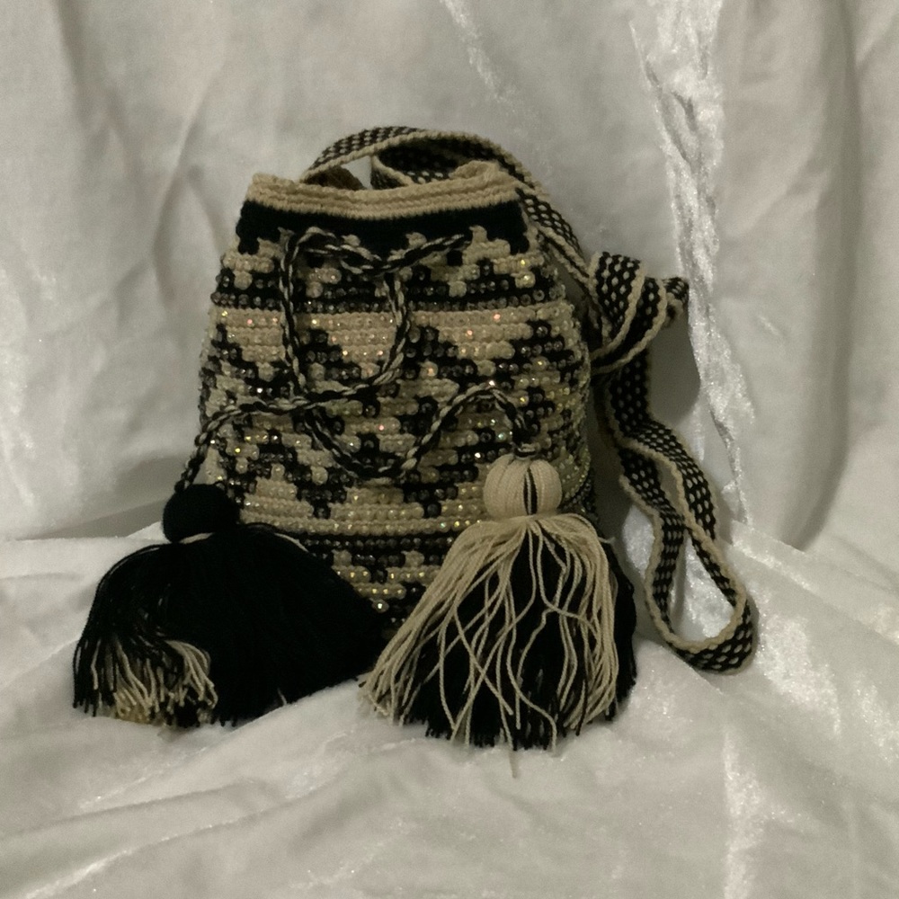 Small Wayuu crossbody bucket bag with crystals!!